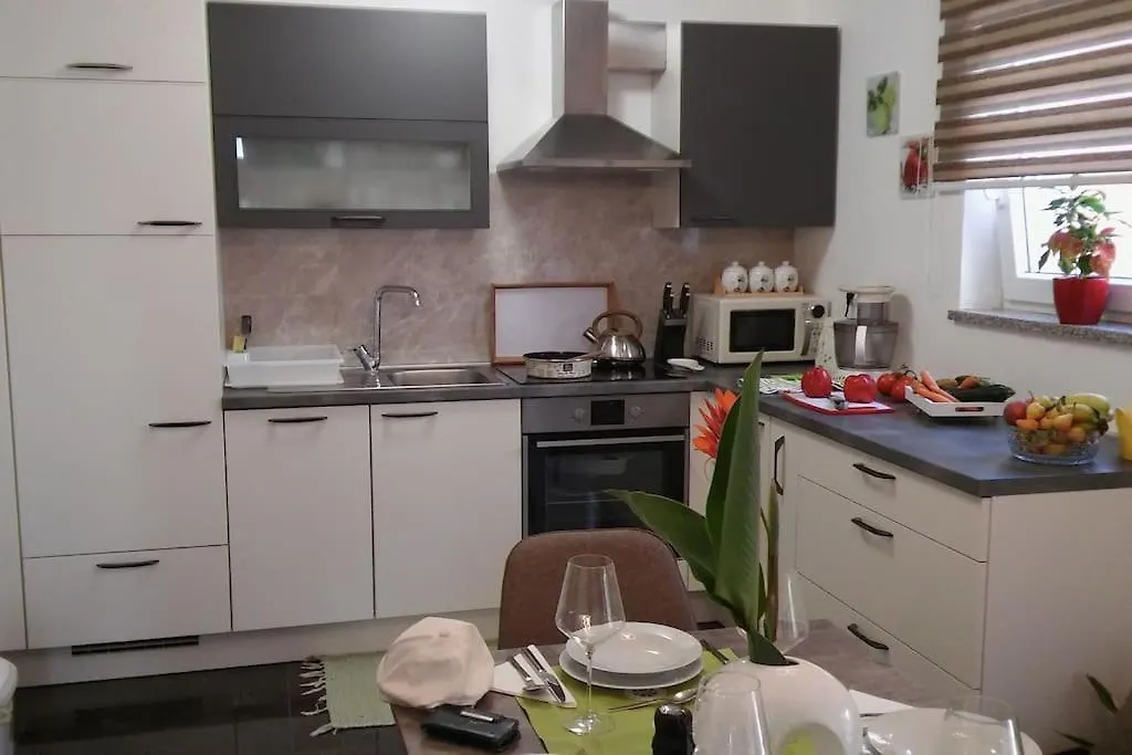 Apartma Nada, Tu Boste V Centru Poletnega Utripa Pula Apartment