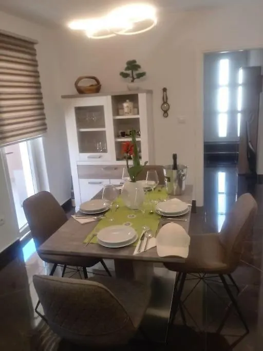 Apartma Nada, Tu Boste V Centru Poletnega Utripa Pula Apartment