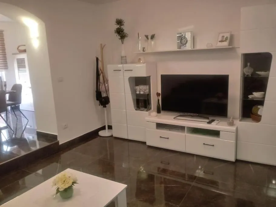 Apartma Nada, Tu Boste V Centru Poletnega Utripa Πούλα 0*,  Κροατία