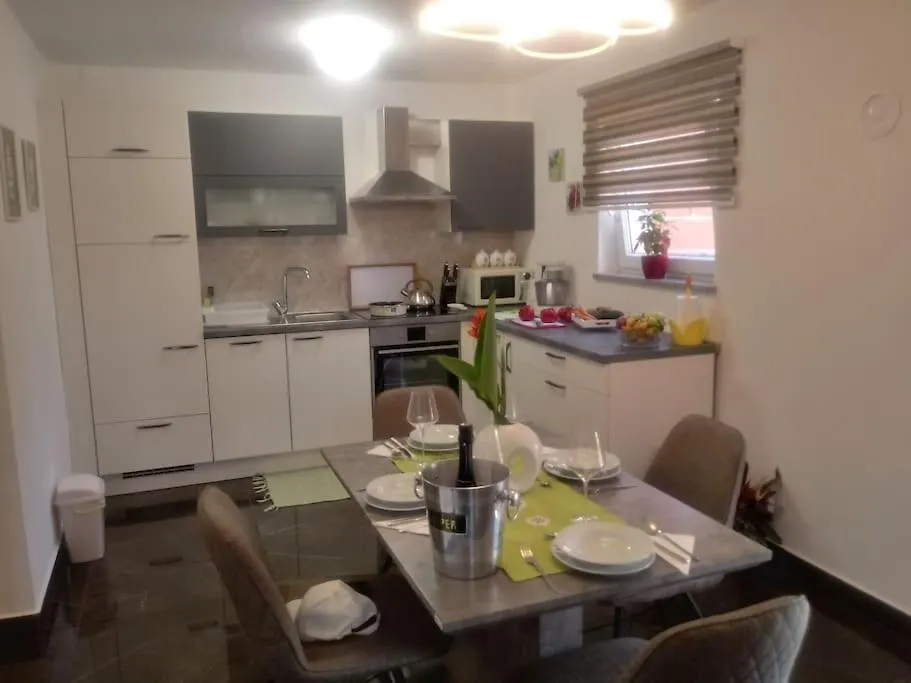 Apartma Nada, Tu Boste V Centru Poletnega Utripa Πούλα